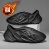 Zapatos Casuales Perezosos de Talla Grande Nuevos Transfronterizos Invierno Coco 700 Zapatos con Agujeros Ropa Exterior con Forro Polar para Hombre Pantuflas de Algodón Cálidas