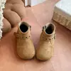 Botas Curtas Estilo Retrô com Fivela Infantil 2026 Inverno Novo Bico Redondo Solado Plano Versátil Quente Botas de Couro com Aveludado