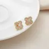 Pendientes de Plata de Ley S925 con Diseño de Trébol de Cuatro Hojas de Lujo Ligero, Pendientes Populares de Gama Alta que Realzan el Cutis, Pendientes Chapados en Oro para Mujer