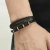 Pulseira de couro trançado multicamadas europeia e americana para homens, apresentando fecho magnético, contas de cores misturadas preto e dourado, e um design de cordão de couro estiloso
