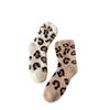 Meias meias femininas estampa de leopardo meias de meio veludo veludo coral acolchoadas quentes meias de dormir atacadistas fabricantes