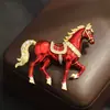 Broche Exagerado e Requintado de Cavalo com Gotejamento de Óleo Vermelho e Diamantes de Alta Qualidade, Pin Tridimensional de Luxo Leve do Zodíaco para Homens e Mulheres, Ano do Cavalo
