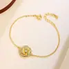 Pulseira de Flor de Camélia em Fio de Ouro Estilo Antigo com Diamantes para Mulheres, Suave e Elegante, Joia de Mão Versátil, Acessórios de Design de Nicho Atacado
