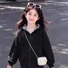 Nueva colección de primavera y otoño: Chaqueta con capucha elegante y versátil de diseño único, combinada con pantalones vaqueros - un conjunto de dos piezas para niñas