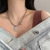 Chica dulce genial y sexy acero de titanio hebilla ot costura Queen Square collar femenino diseño de nicho moderno sentido AB collar AB cadena para clavícula yb
