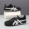 Tênis de Lona Masculino Moderno Rasteiro Verão 2025 Novo Estilo Sapatos Brancos Tênis Casuais Masculinos Respiráveis de Cano Baixo