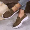 Mocassins casuais fáceis de calçar para mulheres, novo estilo 2026, bico redondo, sola grossa, detalhe de corrente, sapatos casuais slip-on, disponíveis em tamanhos grandes