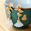 Pendientes antiguos de artesanía en oro chapados en oro con incrustaciones de jade blanco, forma de hoja de ginkgo, lujo ligero, retro, personalizados, joyería