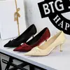 9557-2 Zapatos de Tacón Alto Sexy Europeos y Americanos para Banquete Satén de Seda Dorado Lazo de Perla Punta Aguda Retorcida Zapatos de Salón para Mujer