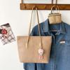 Bolsa de Mão de Grande Capacidade em Cor Contrastante para Mulheres 2025 Verão Nova Moda Estampada Versátil Bolsa Tote de Ombro para Deslocamentos Largos