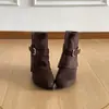 Botas de plataforma retro pretas populares para mulheres, nova coleção outono 2026, que aumentam a altura, emagrecem, versáteis com saias e calças, botins