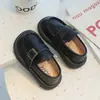Zapatos de cuero redondos nuevos de primavera para niños, mocasines casuales para niños, mocasines de suela suave para niños pequeños, zapatos sencillos para niñas