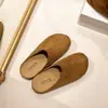 Novas tamancas Birkenstock 2026 com sola grossa fosca estilo retrô e bico fechado, chinelos com separador de dedos para uso externo, sapatos Birkenstock para outono e inverno