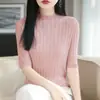 Top de canalé de cuello medio y manga corta. La textura acanalada crea un efecto adelgazante, y el cuello semi-alto acentúa el cuello.. El diseño de manga corta irradia un temperamento elegante