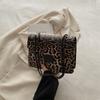 Inverno 2024 Novo Elegante Fashionável Corrente de Axila Ombro Único Pequena Bolsa Quadrada Feminina Estilosamente Estampa de Leopardo Retrô Europeu e Americano Bonita