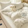 Conjunto de cuatro piezas de patchwork de terciopelo de leche e imitación de piel de conejo bordado, funda de edredón de invierno gruesa y cálida, juego de sábanas para dormitorio de estudiante (tres piezas)