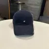 Gorra de béisbol para mujer con bordado de letra pequeña estilo juvenil desgastado para la calle protección solar visera curva sombrero versátil hace que la cara se vea más pequeña hombres