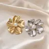 Broche de Flor Retro Europeo de Acero Inoxidable con Incrustaciones de Perla, Diseño de Nicho Transfronterizo de Lujo Ligero, Nuevo Adorno de Pecho con Sentido del Diseño