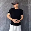 Camiseta de Verano para Hombre Estilo Británico con Escote Pequeño, Corte Ajustado, Mangas Cortas, Realza la Musculatura, Adecuada para Usar Debajo de un Traje, Venta al Por Mayor Transfronteriza