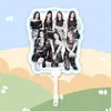 Grupo Babymonster Ruka Kawii e Kaori Ayase Placa Grande de Recepção no Aeroporto Merchandise de Apoio ao Show