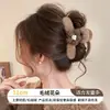 Presilha de cabelo de pelúcia cor de café estilo coreano, um acessório de cabelo sofisticado e versátil para mulheres, tamanho grande, realça o volume do cabelo, estilo presilha de tubarão