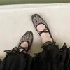 Sapatilhas de rede com strass estilo francês para mulheres, novo modelo 2026, com laço, sola macia, recorte quadrado, sandálias rasteiras respiráveis