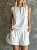 Conjunto de duas peças feminino para férias em estilo francês: top sem mangas com pequena fenda e cós elástico, shorts de cor sólida com bolso