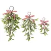 Decoración colgante de muérdago artificial flocado simulado más vendida transfronteriza, venta al por mayor desde la fábrica de origen, colgador de puerta de Navidad con lazo de frutos rojos