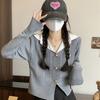 Suéter cárdigan de punto fino de cuello en V estilo universitario falso de dos piezas, suéter interior bordado de invierno, top de diseño moderno para mujer