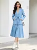 Traje de dos piezas para mujer con falda plisada, estilo para ir al trabajo, cintura ajustada, chaqueta de manga larga con detalle de corbata y falda larga. Venta al por mayor transfronteriza, disponible en 12 colores