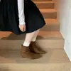 Botas de Cano Curto e Médio Estilo Novo Outono 2026 Salto Grosso Bico Quadrado Retrô Zíper nas Costas Plissadas em Cores Preto, Café e Damasco