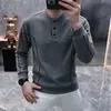 Sudadera Henley para hombre 2026, top de punto de manga larga para primavera y otoño, camisa casual para hombre con patchwork bordado de lujo ligero