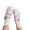 Populares zapatillas blancas de velcro estilo coreano para mujer, nuevas zapatillas transpirables de suela gruesa para otoño 2026, mocasines súper elegantes