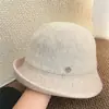 Sombrero de Pescador Simple de Lana Tejida Estilo Coreano para Mujer, Ala Plegable, Calidez Otoño/Invierno, Hace que la Cara Parezca Más Pequeña, Logo Metálico, Estilo Nuevo, Sombrero de Pescador Versátil