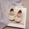 Zapatos Pequeños de Piel para Niñas 2026 Primavera/Otoño Nuevo Estilo Mocasines Slip-on Infantiles Lindos Zapatos de Una Sola Suela con Perlas para Niños Medianos/Grandes