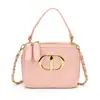 Bolso de cadena mini de moda al estilo Chanel, con costuras elegantes y un diseño cuadrado pequeño, perfecto como accesorio chic tanto para madres como para niños.