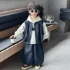 Traje Masculino 2026 Primavera/Outono Novo Estilo Crianças Pequenas e Médias Colete Moda Roupa Externa Soltinha Jeans Estiloso Conjunto de Três Peças Tendência