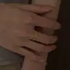 Anillo Dorado Brillante de Zirconia Estilo Francés para Mujer, Anillo de Banda Lisa Ultradelgada, Lujo Ligero, Sensación de Alta Gama, Diseño de Nicho, Anillo para el Dedo Índice