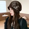 Gorro de punto estilo coreano con bordes enrollados para mujer, adecuado para otoño e invierno, versátil para usar al aire libre, cálido, protege los oídos y hace que el rostro parezca más pequeño; un gorro elegante