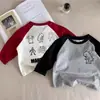 Camiseta creativa de dibujos animados nueva de manga larga 100% para niñas y niños con temática de dinosaurios, adecuada para niños en primavera y otoño, elegante y moderna