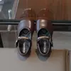 Sapatos de couro simples estilo coreano para meninas, sapatilhas macias de sola flexível para crianças para primavera/outono, nova coleção 2026, adequados para crianças pequenas e maiores, sapatos de princesa para apresentações