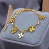 Nova Moda Pulseira de Aço Titânio Dourada Vazada Trevo de Quatro Folhas com Franja para Mulheres Cor Neutra Combinação Flores da Sorte