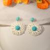 Pendientes de flores huecas con contraste de colores de diseño europeo y americano, pendientes de hierba de rafia tejidos a mano de estilo festivo bohemio