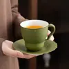 Verde-oliva com detalhes dourados, xícara de chá de cerâmica com alça vintage, adequada para uso doméstico, uma única xícara de chá para desfrutar de chá em um estilo chinês tradicional