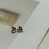 Botón de amor con borde fino y superficie arrugada de Yisen ESSTUDIO, diseño de nicho, botón de metal con hebilla para camisa femenina
