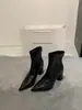 Botas pretas de bico fino estilo francês com salto grosso para tornozelo para mulheres, versáteis para combinar com casacos no outono e inverno, botas curtas elásticas de salto alto afuniladas com temperamento elegante
