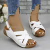 Estación europea 2024 nuevas zapatillas transfronterizas suela gruesa tacón de cuña hueco talla grande chanclas zapatos de mujer al por mayor boca de pez retro