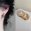 Pendientes de aro elegantes de plata esterlina para mujer 2024 Nuevo sentido de alta gama Otoño e Invierno Dorado Aro grande liso Pendientes de aro redondos