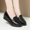 Nueva colección de otoño 2026 para mujer: Zapatos de cuero de suela gruesa, ligeros, elegantes y cómodos para mujeres de mediana edad, con suela suave y piel suave, perfectos para mamás