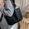 Bolsa Vintage Texturizada de Ombro Único para Axila Feminina, Nova Bolsa de Verão Feminina 2026, Bolsa Tote Simples com Rebites Moda Europeia e Americana